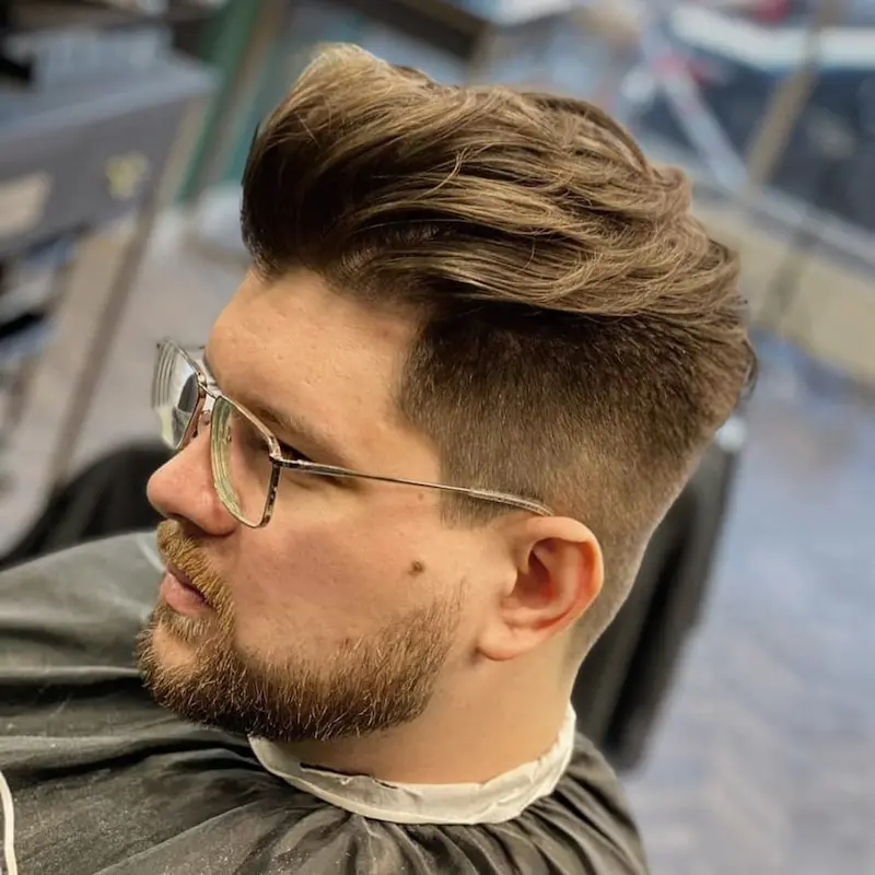 Idealnie ułożona fryzura w stylu pompadour przez barbera z Boske Rzeszów