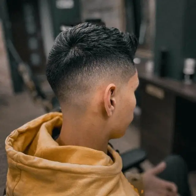 Fade tył ciemne włosy w Boske Barber Rzeszów