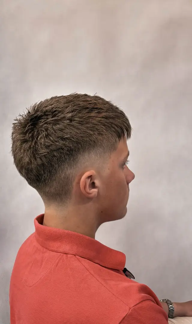 Fade w czerwonej koszulce w Boske Barber Rzeszów