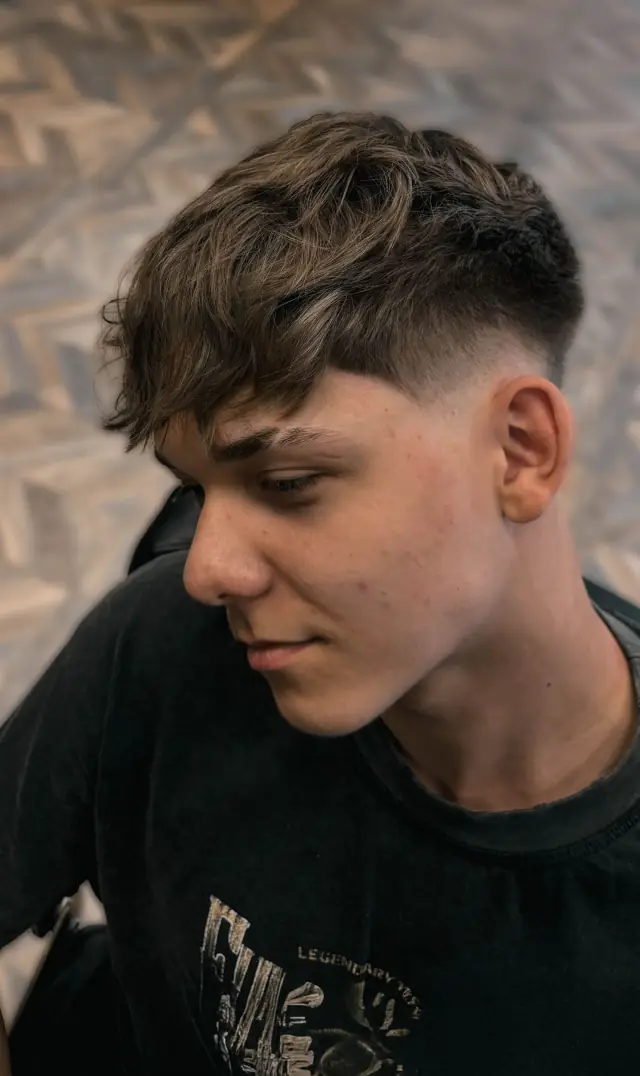 Młody klient w fotelu w Boske Barber Rzeszów