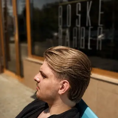 Klient przy witrynie Boske Barber Rzeszów, aleja Niepodległości 1