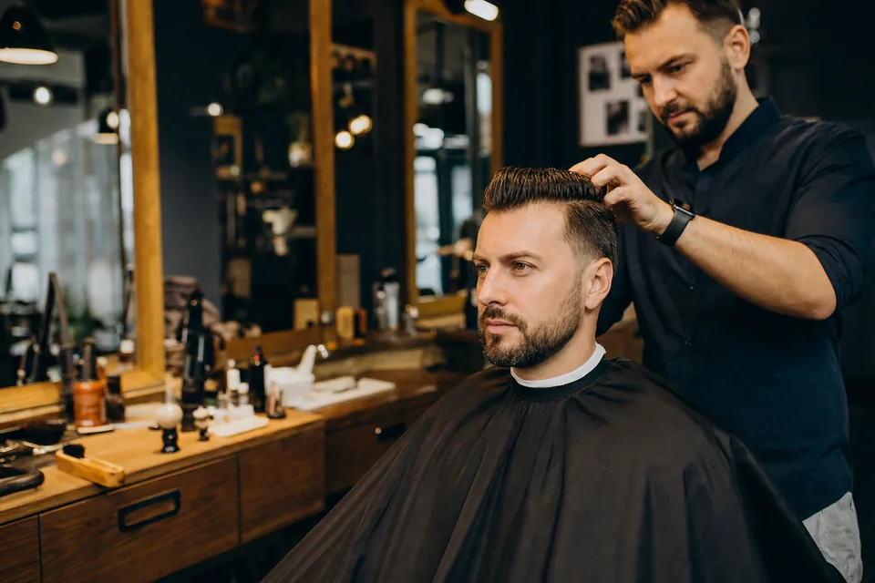 Barber Rzeszów dla mężczyzn 30+: jak wybrać fryzurę i brodę, które wyglądają dojrzale, ale nie ciężko