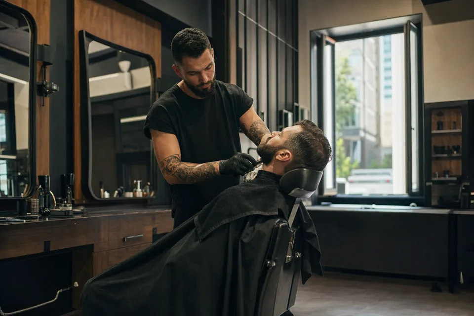 Barber Rzeszów dla mężczyzn po treningu: jak ogarnąć włosy i brodę, gdy żyjesz aktywnie