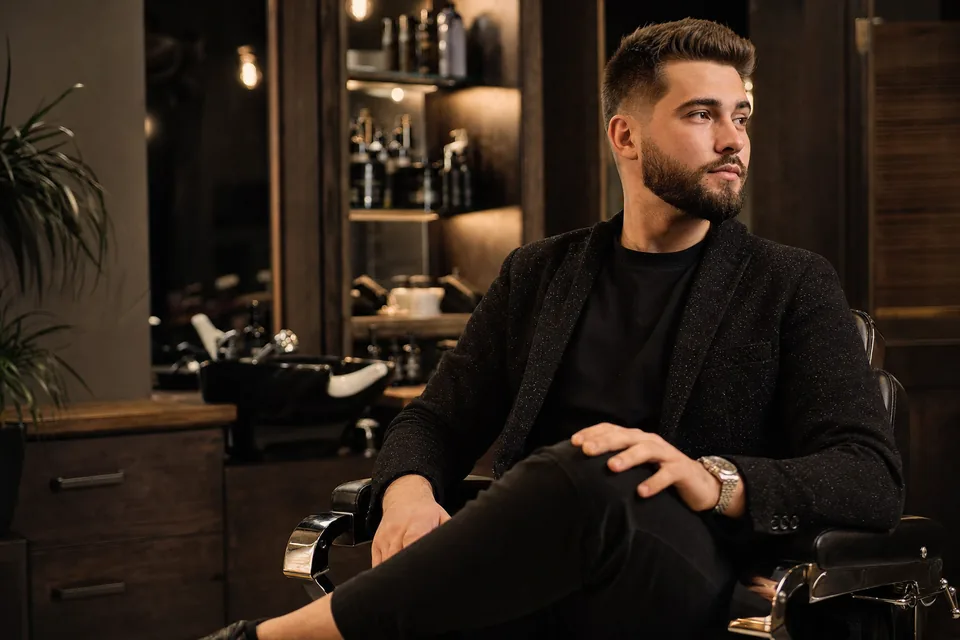 Barber Rzeszów przed randką lub wieczornym wyjściem: jak ustawić włosy i brodę, żeby wyglądać dobrze bez efektu „za bardzo”