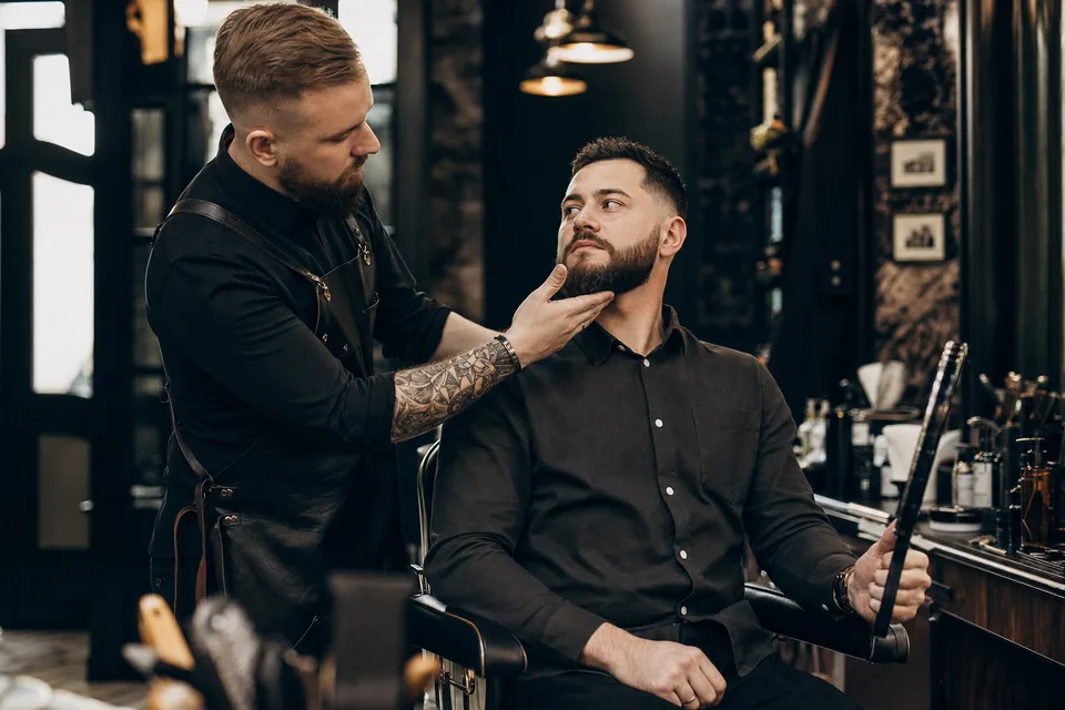 Barber Rzeszów dla mężczyzn, którzy chcą zmienić kształt fryzury bez radykalnego cięcia