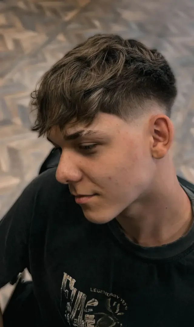 Cliente joven en el sillón en Boske Barber Rzeszów
